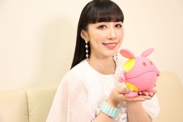 玉置成実＆ハロの2ショット！『機動戦士ガンダムSEED FREEDOM』インタビュー撮り下ろしカット（2枚目）