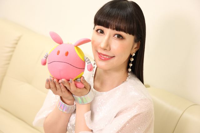 玉置成実＆ハロの2ショット！『機動戦士ガンダムSEED FREEDOM』インタビュー撮り下ろしカット（3枚目）