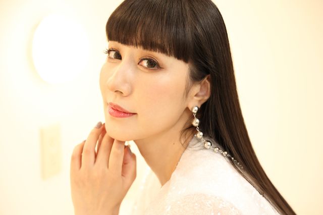 玉置成実＆ハロの2ショット！『機動戦士ガンダムSEED FREEDOM』インタビュー撮り下ろしカット（6枚目）