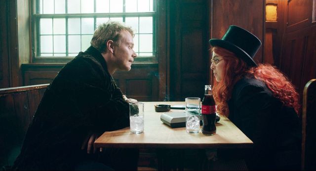 実姉は人気歌手リリー・アレン！アルフィー・アレンが甘い歌声を披露『ビルド・ア・ガール』ビジュアル（6枚目）