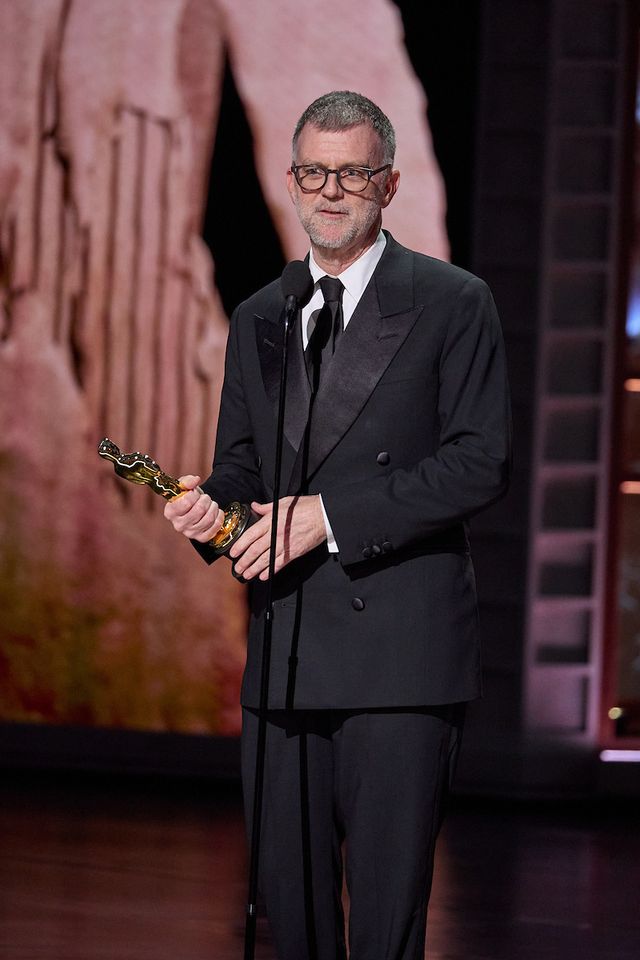 初の監督賞に輝いた『ワン・バトル・アフター・アナザー』のポール・トーマス・アンダーソン監督（写真右）