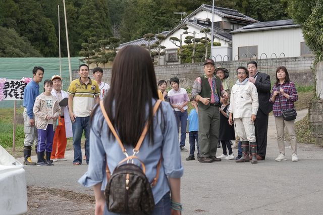 結（橋本環奈）は畑仕事を手伝って…朝ドラ「おむすび」第27回（2枚目）