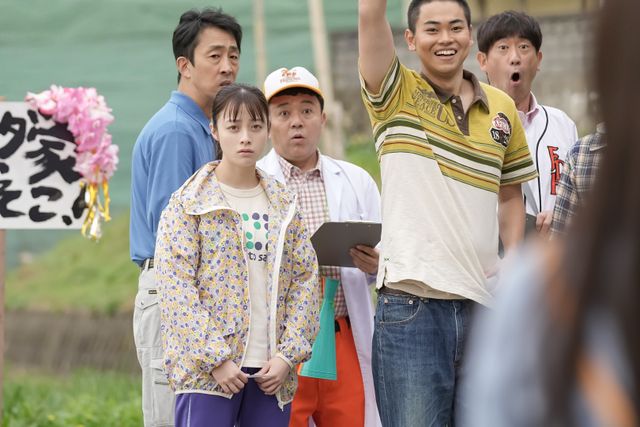 結（橋本環奈）は畑仕事を手伝って…朝ドラ「おむすび」第27回（3枚目）