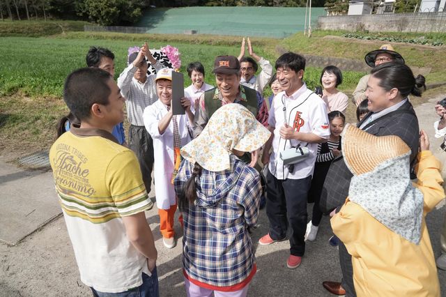 結（橋本環奈）は畑仕事を手伝って…朝ドラ「おむすび」第27回（5枚目）