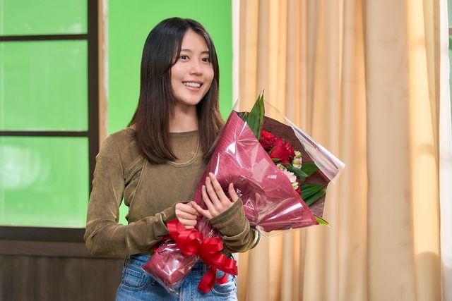 有村架純は笑顔で！『ブラック・ショーマン』主要キャストのクランクアップ写真10枚：フォトギャラリー