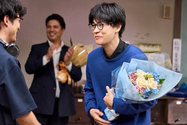 有村架純は笑顔で！『ブラック・ショーマン』主要キャストのクランクアップ写真10枚（2枚目）