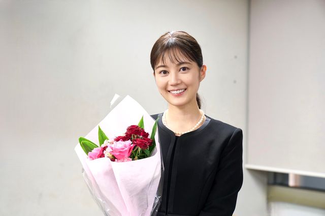 有村架純は笑顔で！『ブラック・ショーマン』主要キャストのクランクアップ写真10枚（3枚目）