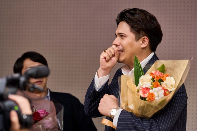 有村架純は笑顔で！『ブラック・ショーマン』主要キャストのクランクアップ写真10枚（4枚目）