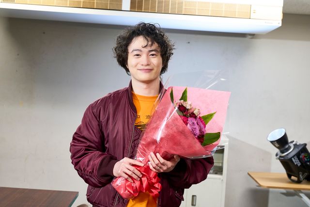 有村架純は笑顔で！『ブラック・ショーマン』主要キャストのクランクアップ写真10枚（5枚目）