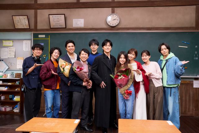 有村架純は笑顔で！『ブラック・ショーマン』主要キャストのクランクアップ写真10枚（9枚目）