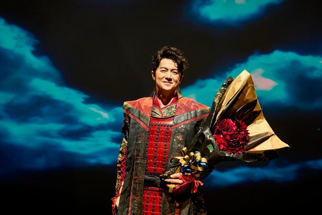 有村架純は笑顔で！『ブラック・ショーマン』主要キャストのクランクアップ写真10枚（10枚目）