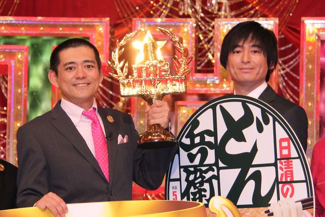 コンビ揃っての初のタイトル獲得に喜びを表現した博多華丸・大吉の博多華丸（左）、博多大吉