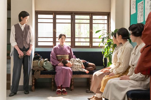 浮かない気持ちの寅子（伊藤沙莉）…「虎に翼」第18回の場面写真（4枚目）