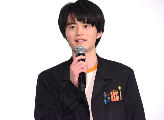 公開記念舞台あいさつでの鈴鹿央士