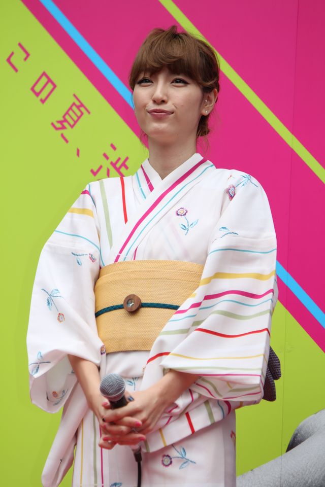 笑顔で離婚危機を否定したユッキーナ写真ギャラリー（2枚目）