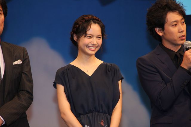 広瀬すずも思わず笑顔！役所、大泉、リリーが爆笑の掛け合い！『バケモノの子』舞台あいさつ写真ギャラリー（12枚目）