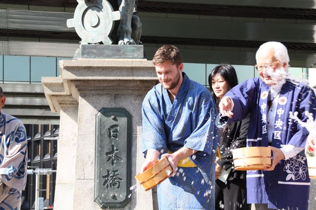 こんなイケメンに水をかけられたい！『トランスフォーマー』ジャック・レイナー打ち水体験フォトギャラリー：フォトギャラリー