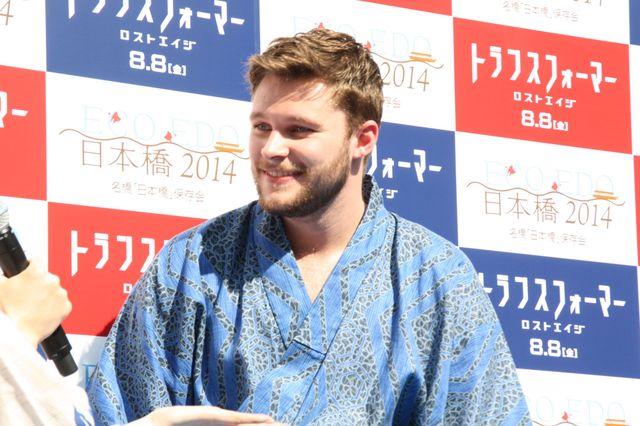 こんなイケメンに水をかけられたい！『トランスフォーマー』ジャック・レイナー打ち水体験フォトギャラリー（5枚目）