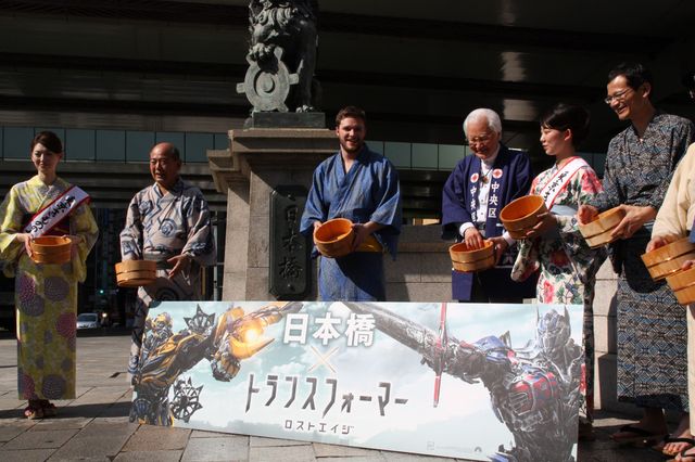 こんなイケメンに水をかけられたい！『トランスフォーマー』ジャック・レイナー打ち水体験フォトギャラリー（8枚目）