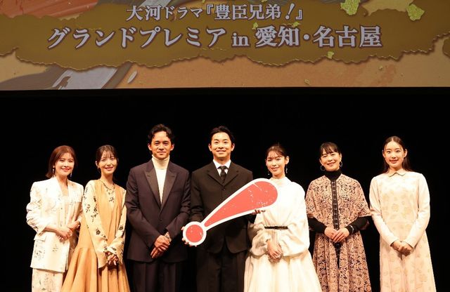 左から宮澤エマ、浜辺美波、池松壮亮、仲野太賀、白石聖、坂井真紀、倉沢杏菜