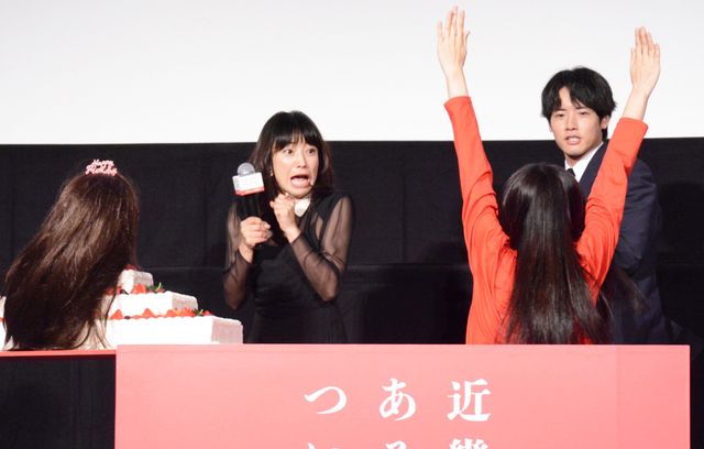 飛び出す赤い女に絶叫！　菅野美穂