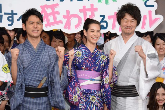 妻夫木聡＆水原希子、浴衣姿で登場！『民生ボーイと狂わせガール』完成披露舞台あいさつ：フォトギャラリー