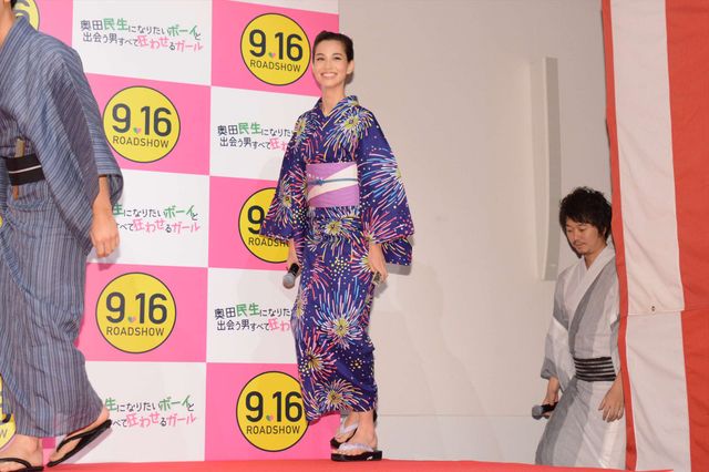 妻夫木聡＆水原希子、浴衣姿で登場！『民生ボーイと狂わせガール』完成披露舞台あいさつ（8枚目）