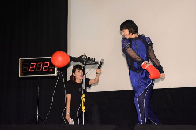 夏帆＆シム・ウンギョン、パンチングマシーンに挑戦！：フォトギャラリー