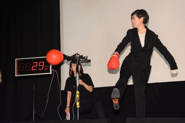 夏帆＆シム・ウンギョン、パンチングマシーンに挑戦！（2枚目）