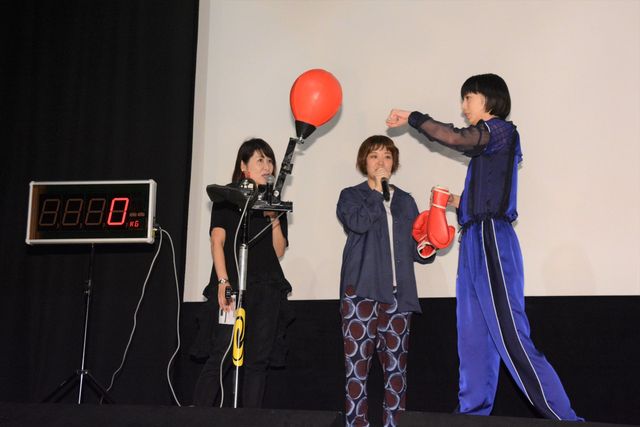 夏帆＆シム・ウンギョン、パンチングマシーンに挑戦！（3枚目）