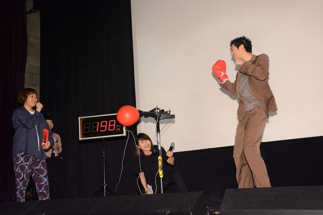 夏帆＆シム・ウンギョン、パンチングマシーンに挑戦！（4枚目）