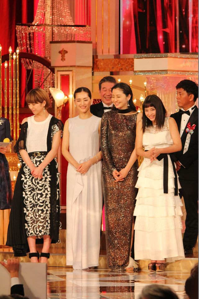 綾瀬はるか、長澤まさみ、夏帆、広瀬すず『海街diary』4姉妹が最優秀作品賞に歓喜！フォトギャラリー（9枚目）