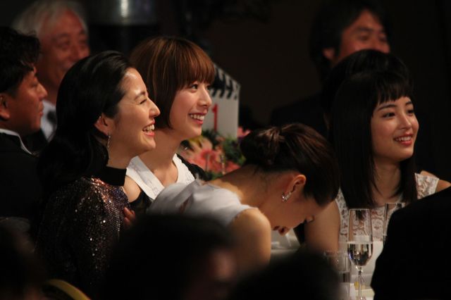綾瀬はるか、長澤まさみ、夏帆、広瀬すず『海街diary』4姉妹が最優秀作品賞に歓喜！フォトギャラリー（18枚目）