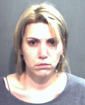 （逮捕時に警察署で撮影）有罪が確定したアマンダ・ブラムフィールド