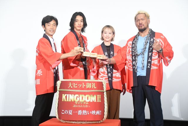 山崎賢人×清野菜名×真壁刀義『キングダム2』ヒットを法被姿でお祝い：フォトギャラリー