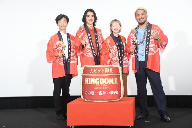 山崎賢人×清野菜名×真壁刀義『キングダム2』ヒットを法被姿でお祝い（19枚目）