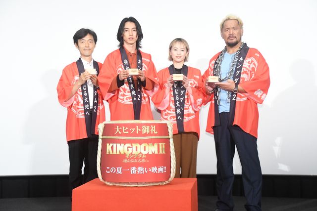 山崎賢人×清野菜名×真壁刀義『キングダム2』ヒットを法被姿でお祝い（23枚目）