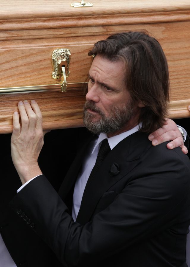 悲痛…キャスリオーナさんの棺をかつぐジム・キャリー