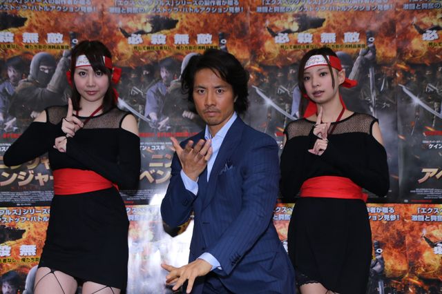 ケイン・コスギ、セクシーくノ一とポーズ！フォトギャラリー：フォトギャラリー