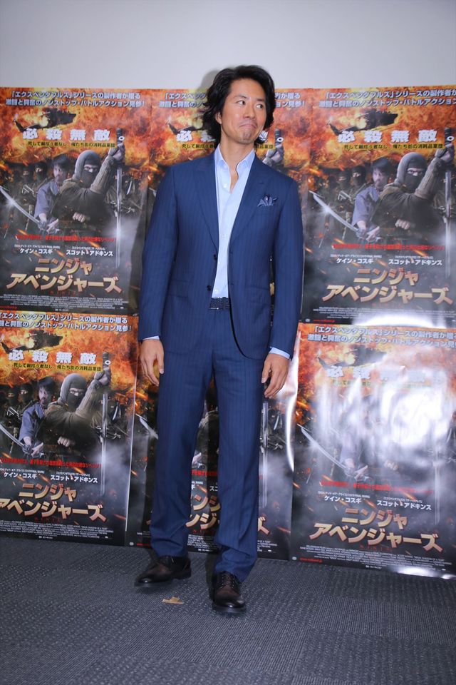 ケイン・コスギ、セクシーくノ一とポーズ！フォトギャラリー（2枚目）