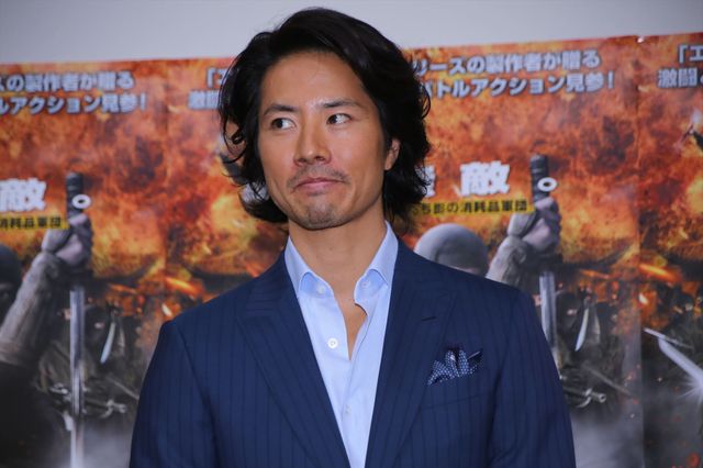 ケイン・コスギ、セクシーくノ一とポーズ！フォトギャラリー（3枚目）