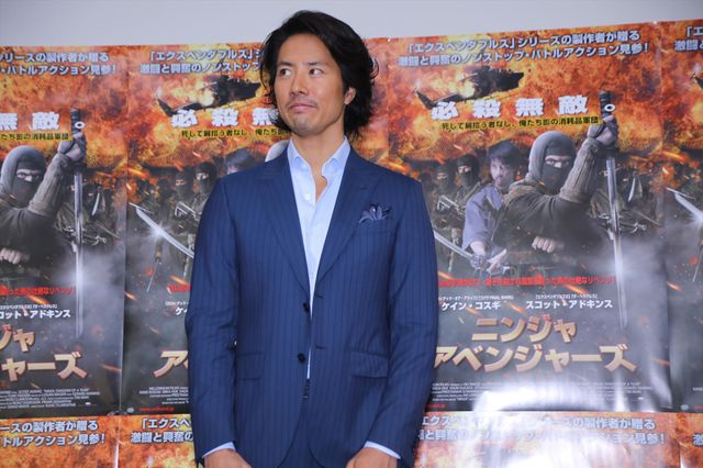 ケイン・コスギ、セクシーくノ一とポーズ！フォトギャラリー（4枚目）