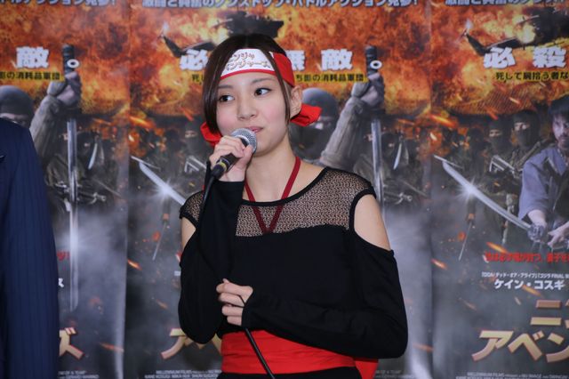 ケイン・コスギ、セクシーくノ一とポーズ！フォトギャラリー（8枚目）