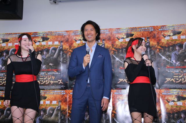 ケイン・コスギ、セクシーくノ一とポーズ！フォトギャラリー（9枚目）