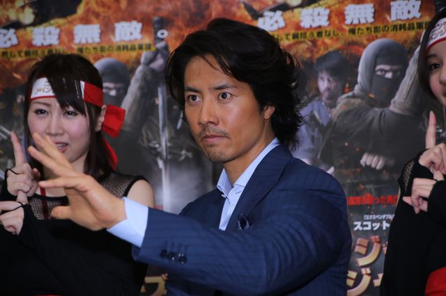 ケイン・コスギ、セクシーくノ一とポーズ！フォトギャラリー（10枚目）