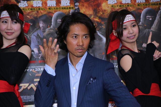 ケイン・コスギ、セクシーくノ一とポーズ！フォトギャラリー（11枚目）