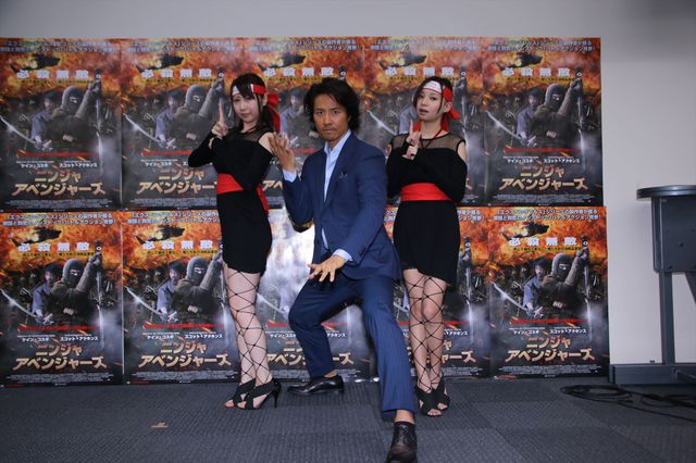 ケイン・コスギ、セクシーくノ一とポーズ！フォトギャラリー（12枚目）