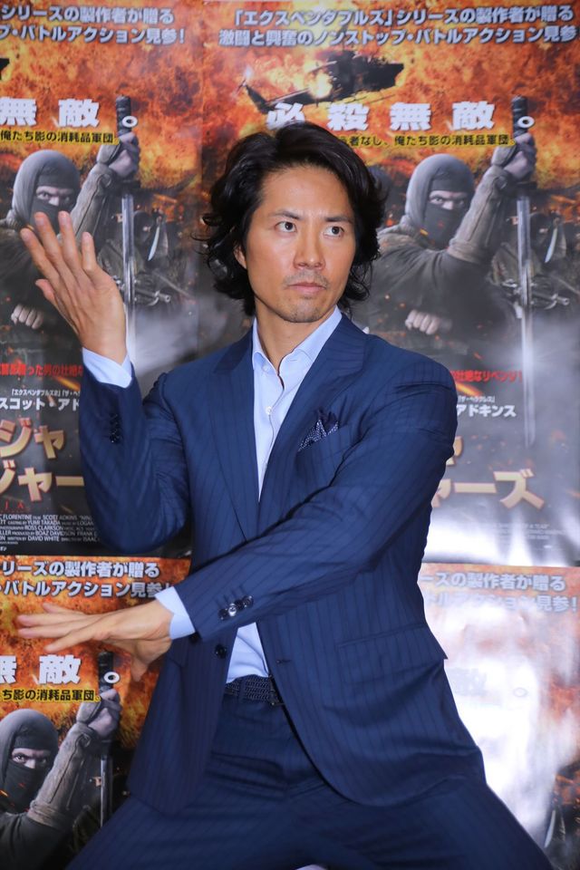 ケイン・コスギ、セクシーくノ一とポーズ！フォトギャラリー（13枚目）