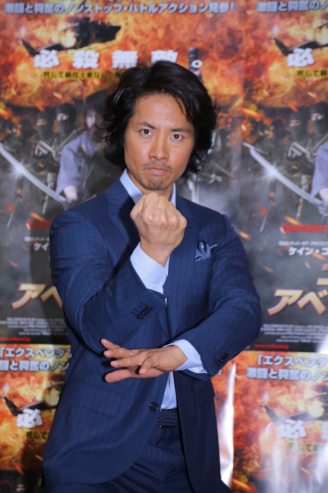 ケイン・コスギ、セクシーくノ一とポーズ！フォトギャラリー（14枚目）