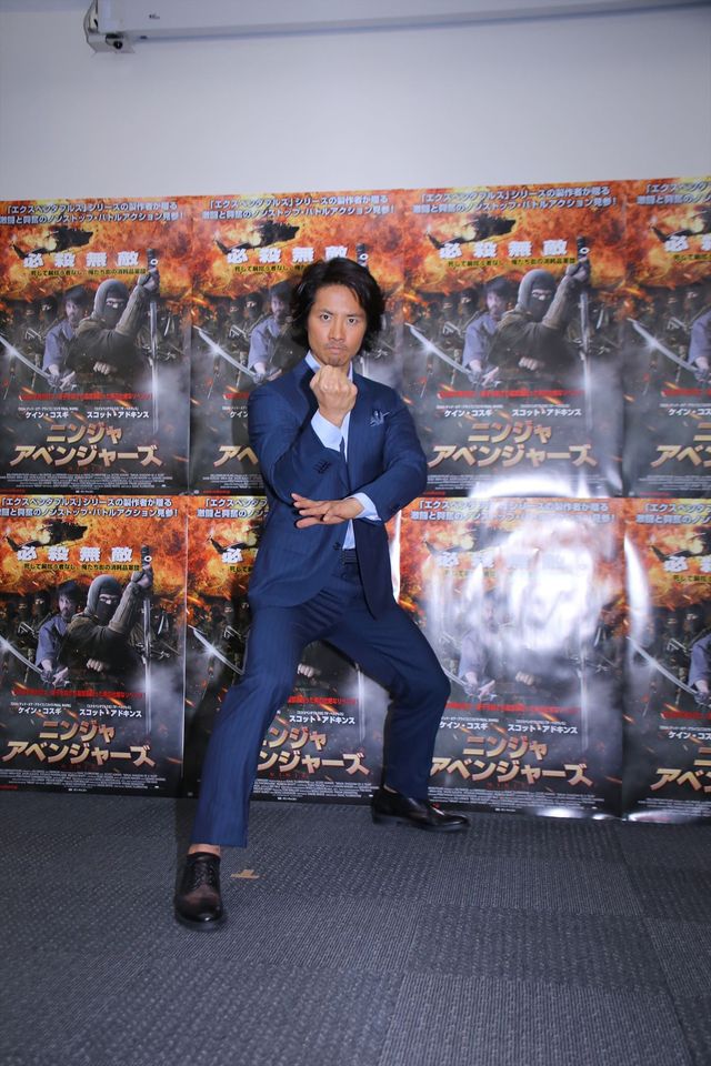 ケイン・コスギ、セクシーくノ一とポーズ！フォトギャラリー（15枚目）